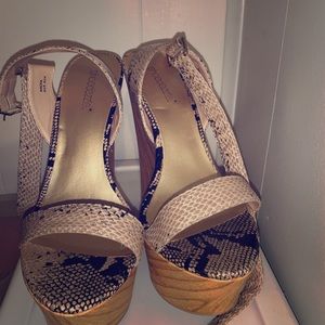 Shoe Dazzle faux snake skin wedge